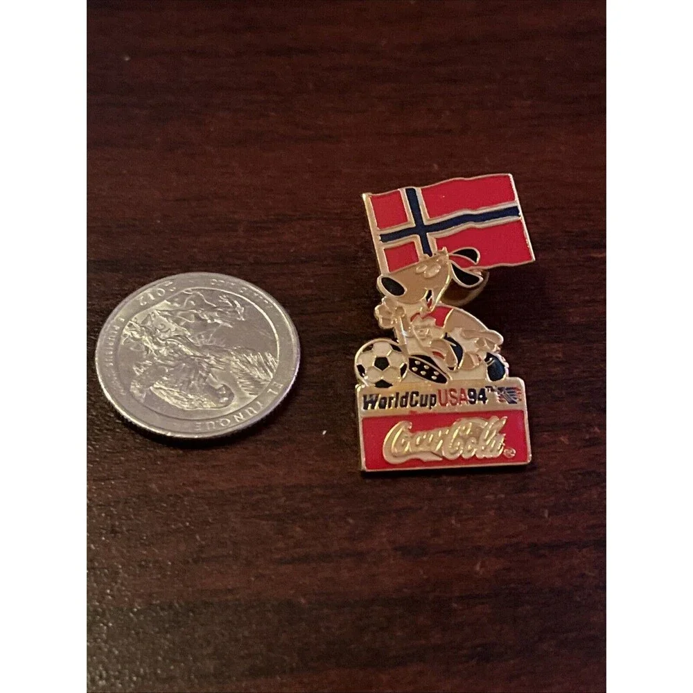 1994 USA World Cup Coca-Cola Stryker Dog Mascot Norway‎ Flag Lapel Hat Pin